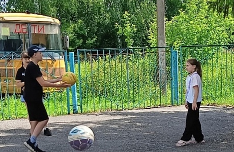 Игровая программа "Мой весёлый мяч" в библиотеке с. Уварово Игровая программа "Мой весёлый мяч" в библиотеке с. Уварово