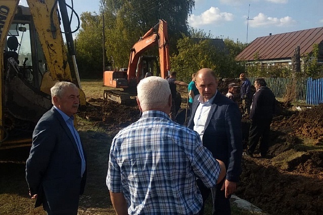 Глава Иссинского района Николай Аргаткин проконтролировал ход ремонтных работ водопровода в населенном пункте Центральная усадьба совхоза Маяк