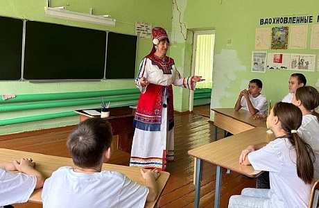 В преддверии Дня народного единства культорганизатор Дмитриевского СДК провела для школьников мероприятие в формате «живого журнала» В преддверии Дня народного единства культорганизатор Дмитриевского СДК провела для школьников мероприятие в формате «живого журнала»