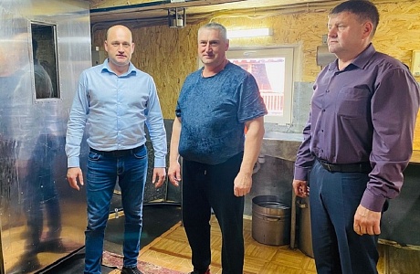 Глава Иссинского района Николай Аргаткин посетил коптильный цех принадлежащий Юрию Калугину Глава Иссинского района Николай Аргаткин посетил коптильный цех принадлежащий Юрию Калугину