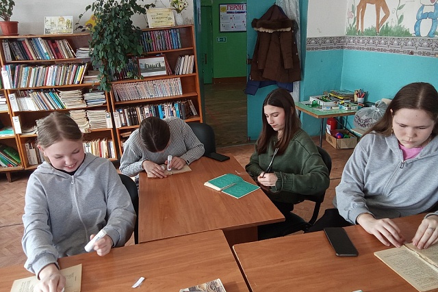 В библиотеке с. Верхняя Салмовка была организована мастерская по ремонту книг «Книжкина больница» В библиотеке с. Верхняя Салмовка была организована мастерская по ремонту книг «Книжкина больница»