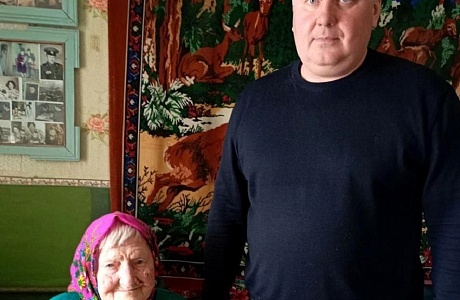 Глава администрации Соловцовского сельсовета Иссинского района Юрий Козлов вручил труженикам тыла юбилейные медали Глава администрации Соловцовского сельсовета Иссинского района Юрий Козлов вручил труженикам тыла юбилейные медали