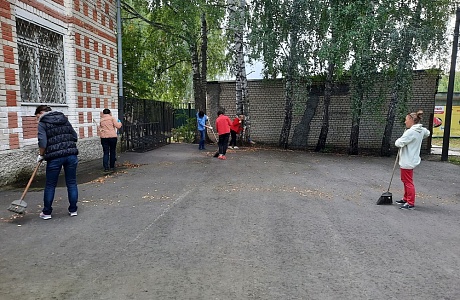 Сотрудники администрации Иссинского района приняли участие в благоустройстве