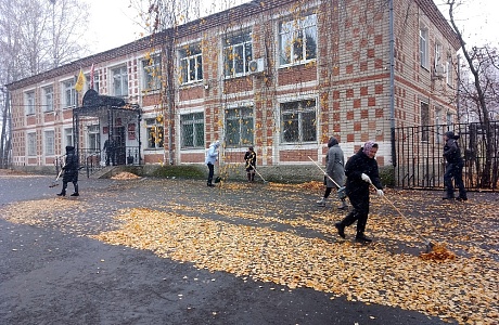 В администрации Иссинского района Пензенской области проведен субботник по благоустройсту и санитарной очистке прилегающих территорий