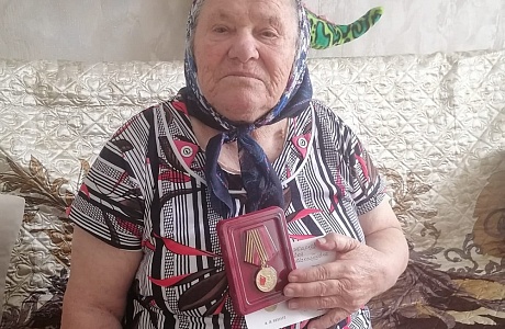 В Иссинском районе продолжается вручение юбилейных медалей труженикам тыла 