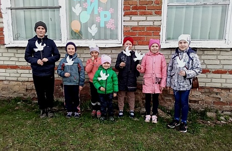 Ученики школы с.Дмитриевка приняли участие в акциях «Окна Мира» и «Голубь Мира» Ученики школы с.Дмитриевка приняли участие в акциях «Окна Мира» и «Голубь Мира»