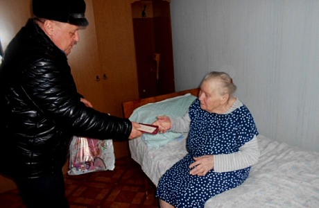  Глава администрации Уваровского сельсовета Иссинского района Владимир Терехин вручил труженикам тыла юбилейные медали
