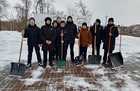 Активисты "Движения Первых" МБОУ "Лицей р.п. Исса имени Н.Н. Гаврилова" провели очистку территории Памятной Стелы рабочего посёлка Исса