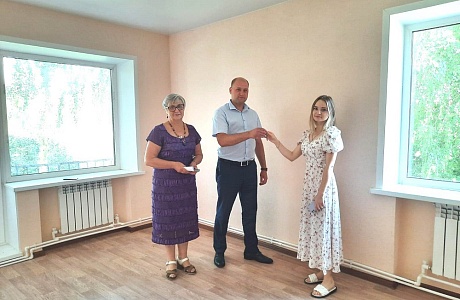 Глава администрации Иссинского района Николай Аргаткин вручил ключи от квартиры