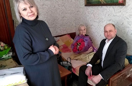 Столетний юбилей: глава Иссинского района Николай Аргаткин поздравил жительницу села Новотрехсвятское Столетний юбилей: глава Иссинского района Николай Аргаткин поздравил жительницу села Новотрехсвятское