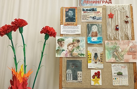 В школе искусств оформлена тематическая выставка «900 дней мужества. Место подвига – Ленинград»