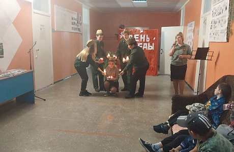 Библиотекарь села Бекетовка провела литературно – музыкальную композицию «Этот праздник со слезами на глазах»