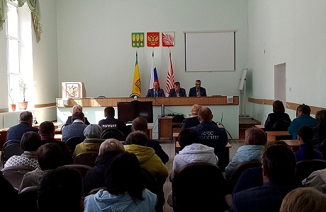 В актовом зале администрации Иссинского района состоялось совещание главы с руководителями организаций и учреждений