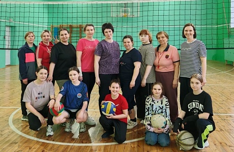 В МБОУ "Лицей р.п. Исса имени Н.Н. Гаврилова" прошел "семейный" матч по волейболу В МБОУ "Лицей р.п. Исса имени Н.Н. Гаврилова" прошел "семейный" матч по волейболу