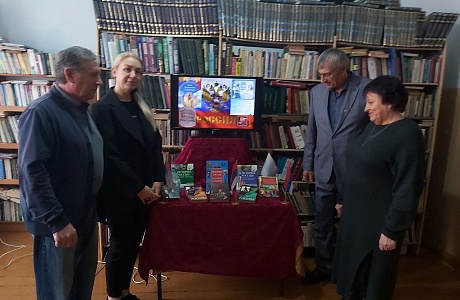 Библиотекарь  с. Соловцово подготовил ко Дню народного единства книжную выставку обзор «В единстве наша сила»