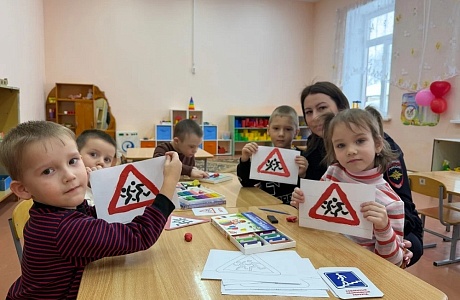 Сотрудники Госавтоинспекции провели мастер-класс в детском саду с. Булычёво по изготовлению дорожных знаков в миниатюре методом пластилинографии