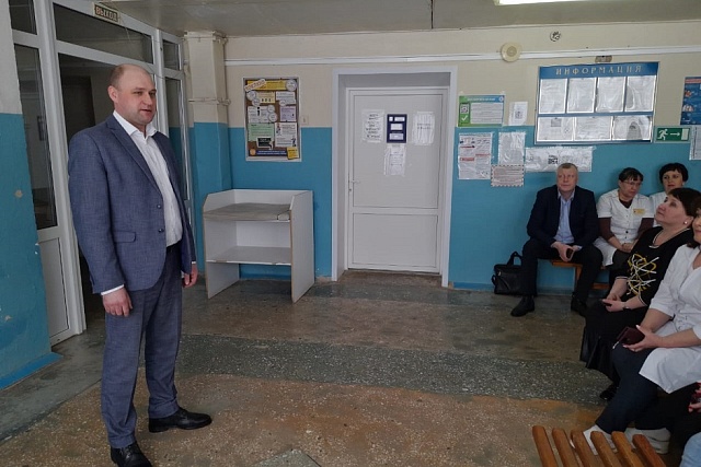 Глава Иссинского района Николай Аргаткин встретился с трудовым коллективом Иссинской участковой больницы