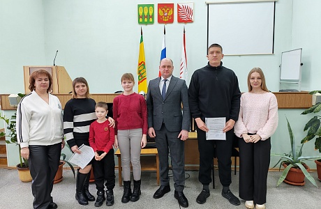 Две молодые семьи Иссинского района получили свидетельства  на государственную поддержку для приобретения жилья