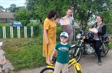 Выезд в село Верхняя Салмовка для библиотечного обслуживания населения Выезд в село Верхняя Салмовка для библиотечного обслуживания населения