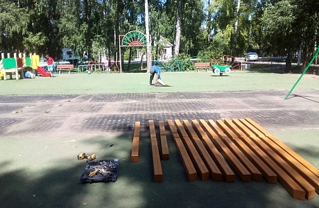 В р.п. Исса на улице Черокманова проводится благоустройство детской площадки 