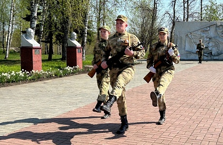 Почётный караул у Памятной Стелы 