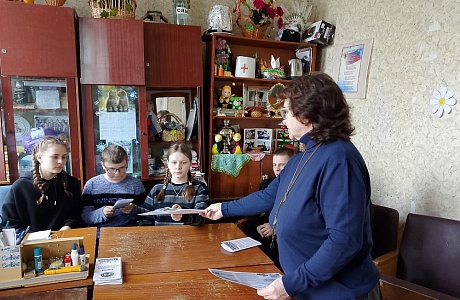 В Новотрёхсвятском СДК культорганизатор провела разъяснительную беседу со школьниками об опасностях, которые подстерегают у воды «Меры предосторожности и правила поведения людей на воде» 
