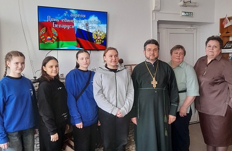 Сотрудники центральной библиотеки р.п. Исса провели тематический час «Народы едины под солнцем России»