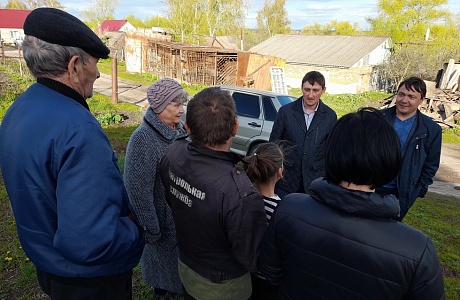 Депутат Собрания представителей Иссинского района Пензенской области Алексей Маркин проводит встречи с населением рабочего поселка Исса