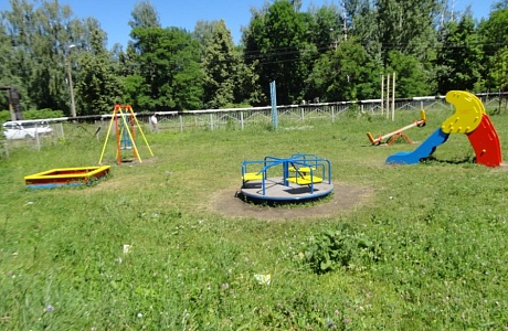 В Центральной усадьбе свх. "Уваровский" для детей построена площадка В Центральной усадьбе свх. "Уваровский" для детей построена площадка