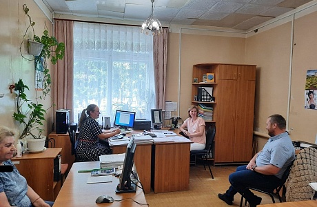 Депутат Собрания представителей Иссинского района Пензенской области Владимир Денисов проводит встречи с трудовыми коллективами
