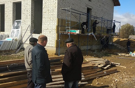 Глава администрации Иссинского района проконтролировал ход строительных работ сельского Дома культуры в с.Каменный Брод 