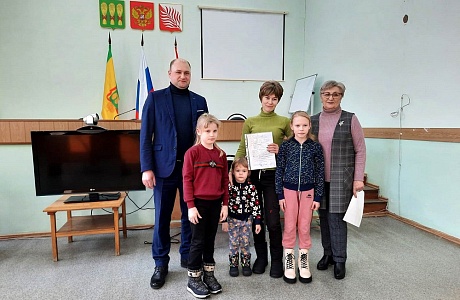 Многодетная семья Фоменко получила жилищный сертификат на улучшение жилищных условий Многодетная семья Фоменко получила жилищный сертификат на улучшение жилищных условий