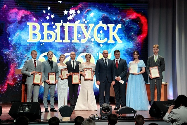 Завершилась пора жизни школьной...