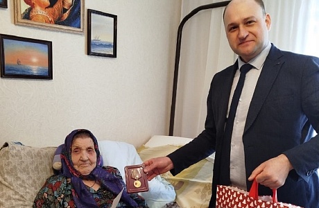 Глава Иссинского района Николай Аргаткин вручил труженикам тыла юбилейные медали Глава Иссинского района Николай Аргаткин вручил труженикам тыла юбилейные медали