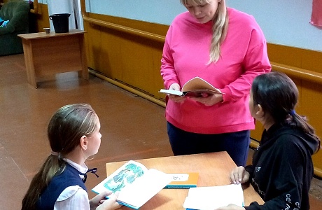 Библиотекарь села Знаменская-Пестровка в библиотеке села Соловцово подготовила и провела для учащихся школы с. Соловцово урок мужества «Давайте вместе о героях вспомним»