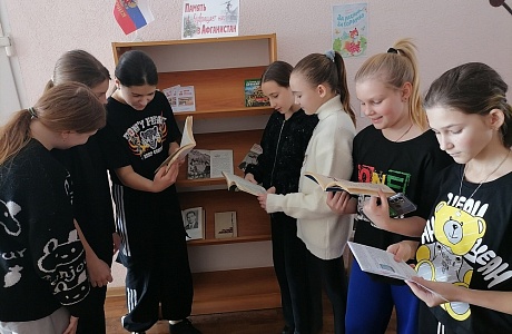 Библиотекарь Центральной районной библиотеки р.п. Исса провела урок мужества «Боевое братство» для учащихся МБОУ "Лицей р.п. Исса имени Н.Н. Гаврилова" Библиотекарь Центральной районной библиотеки р.п. Исса провела урок мужества «Боевое братство» для учащихся МБОУ "Лицей р.п. Исса имени Н.Н. Гаврилова"