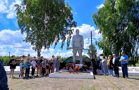 22 июня 2024 года сотрудники Булычевского селького дома культуры, жители села, воспитатели и дети пришкольной лагерной смены возложили цветы и траурные венки к памятнику Славы погибшим воинам-землякам в годы Великой Отечественной войны 22 июня 2024 года сотрудники Булычевского селького дома культуры, жители села, воспитатели и дети пришкольной лагерной смены возложили цветы и траурные венки к памятнику Славы погибшим воинам-землякам в годы Великой Отечественной войны