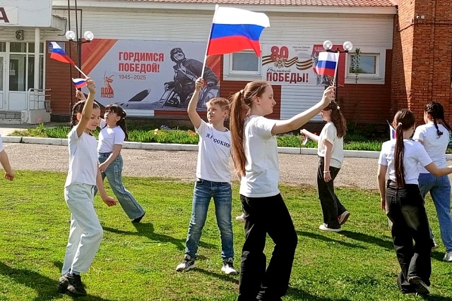 Танцевальный флешмоб «Миру — мир» Танцевальный флешмоб «Миру — мир»