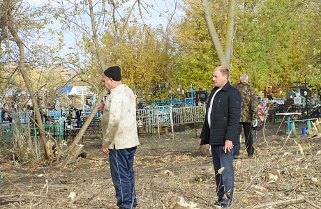 В рамках месячника по благоустройству была организована уборка иссинского кладбища 