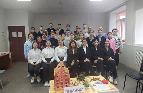 В МБОУ «Лицей р.п. Исса имени Н.Н. Гаврилова» обучающиеся подготовили мини-спектакль «И в каждом сердце не забыты героев павших имена»