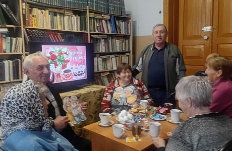 Посиделки с чаепитием" Бабушка рядом с дедушкой" в библиотеке села Соловцово Посиделки с чаепитием" Бабушка рядом с дедушкой" в библиотеке села Соловцово