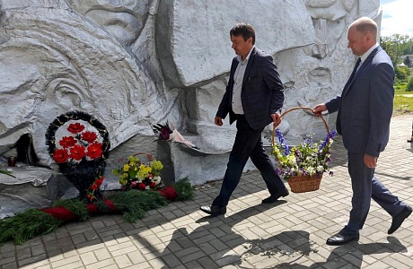 В Иссинском районе в День памяти и скорби состоялось возложение цветов к Памятной стеле