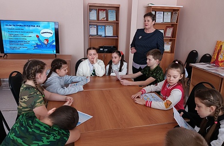 В Булычевском сельском доме культуры  была проведена беседа «Безопасное поведение на замерзших водоёмах и правила спасения людей, провалившихся под лед»