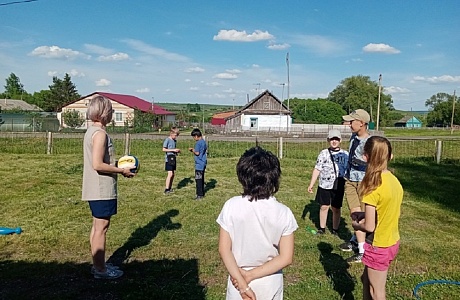 Библиотекарем Центральной усадьбы совхоза «Уваровский» для детей школьного возраста проведен час здоровья «Чтоб расти и закаляться, будем спортом заниматься»