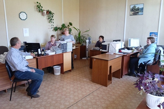 Руководитель местного исполнительного комитета Иссинского МО ПРО ВПП «Единая Россия» Владимир Ларичкин встретился с трудовым коллективом Центра оказания услуг