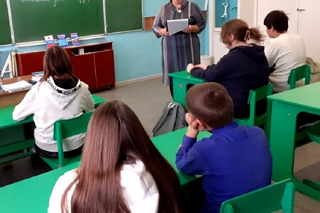 С обучающимися школы села Уварово проведен информационный час «Конституция – основной закон государства» С обучающимися школы села Уварово проведен информационный час «Конституция – основной закон государства»