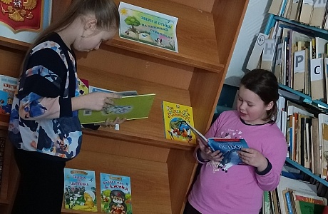 В библиотеке села Знаменская Пестровка состоялся разговор у книжной выставки «На каникулы с книгой» В библиотеке села Знаменская Пестровка состоялся разговор у книжной выставки «На каникулы с книгой»