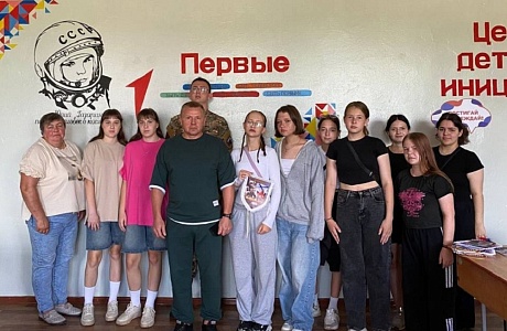 В МБОУ "Лицей р.п. Исса имени Н.Н. Гаврилова" прошла Классная встреча активистов Движения Первых с заместителем начальника военно-политического управления Северного Флота капитаном 1 ранга Андреем Викторовичем Сизовым