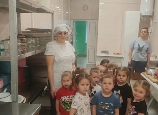 Экскурсия на пищеблок: малыши из Иссы познакомились с профессией повара