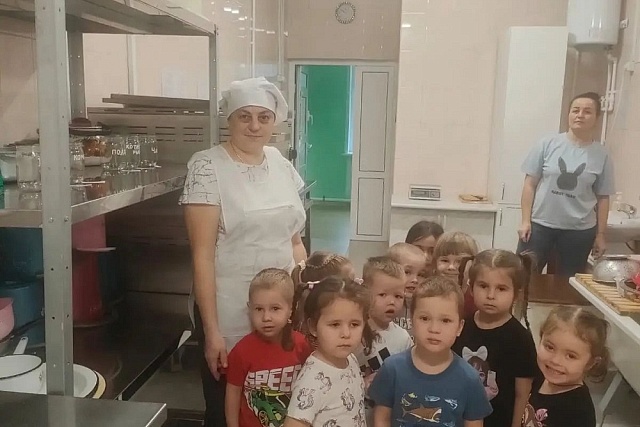Экскурсия на пищеблок: малыши из Иссы познакомились с профессией повара